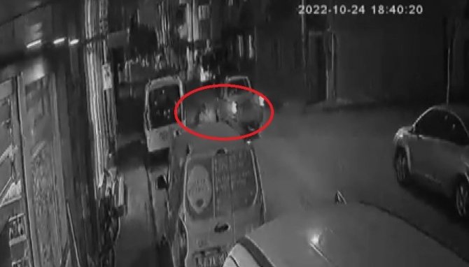 Köpekten Kaçan 7 Yaşındaki Çocuk Otomobilin Altında Kaldı