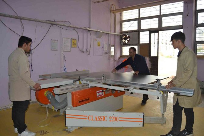 Manisa’da Fabrika Gibi Okul