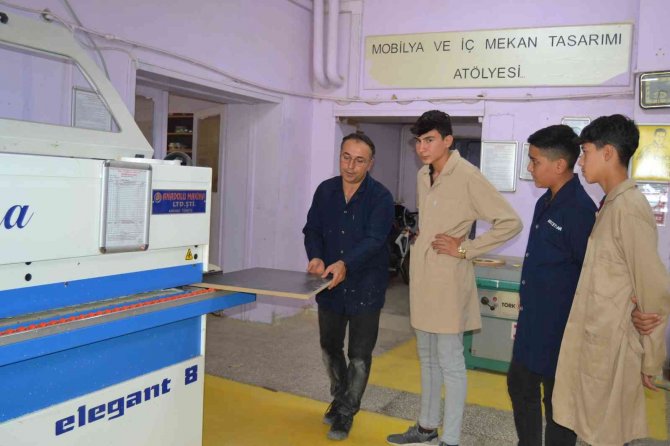 Manisa’da Fabrika Gibi Okul