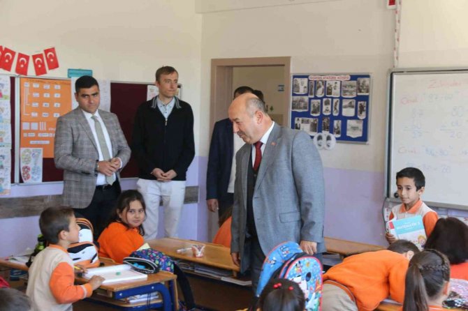 Müdür Başyiğit, İlkokul Öğrencilerine Kitap Hediye Etti