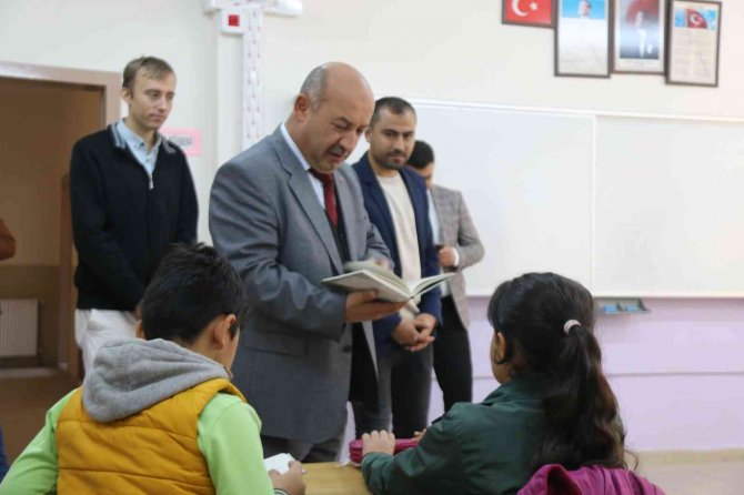 Müdür Başyiğit, İlkokul Öğrencilerine Kitap Hediye Etti