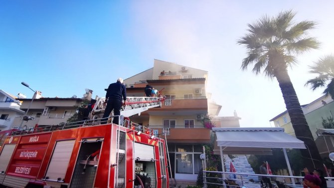 Oteli Duman Kapladı, Müşteriler Tahliye Edildi