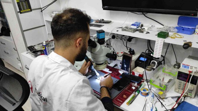 Tamir İçin Getirilen Telefon Böyle Patladı, O Anlar Kamerada