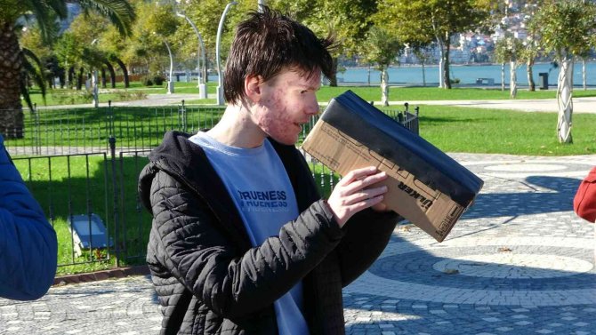 Güneş Tutulmasını İğne Projektörü İle İzlediler