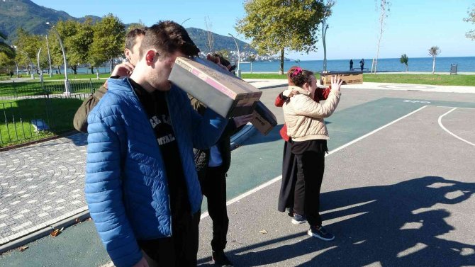 Güneş Tutulmasını İğne Projektörü İle İzlediler