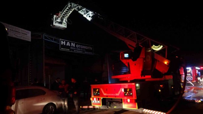 İ̇ki Oto Tamirci Dükkanında Çıkan Yangın Paniğe Sebep Oldu