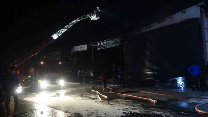 İ̇ki Oto Tamirci Dükkanında Çıkan Yangın Paniğe Sebep Oldu