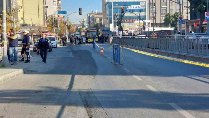 Küçükçekmece’de Çöken İstinat Duvarının Dolgu İşlemleri Sürüyor