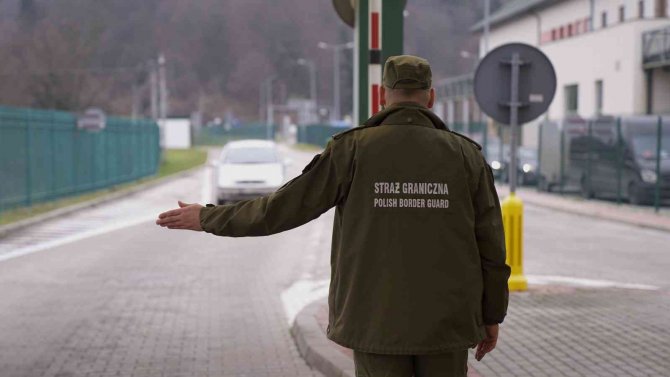 Polonya’da 7’si Türk 12 Düzensiz Göçmen Yakalandı