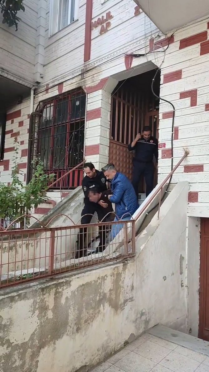 Avcılar’da Madde Bağımlısı Şahıs Evini Yakıp Kaçtı
