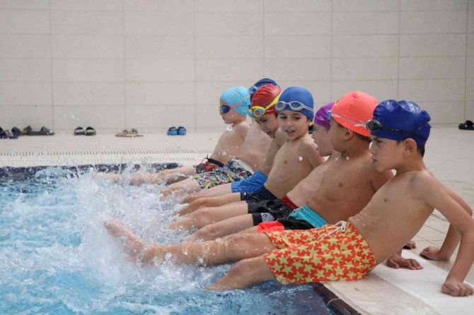 85 Bin Öğrencinin Yüzme Öğrendiği Projede Yeni Dönem Başladı