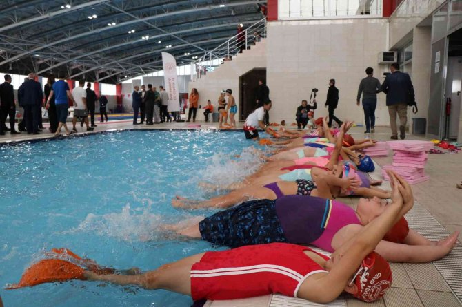 85 Bin Öğrencinin Yüzme Öğrendiği Projede Yeni Dönem Başladı