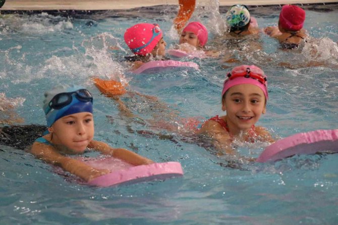 85 Bin Öğrencinin Yüzme Öğrendiği Projede Yeni Dönem Başladı