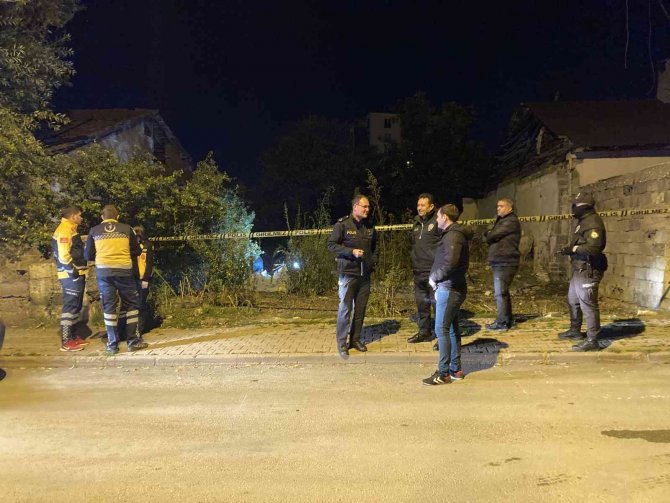 Sivas’ta Boş Arsada Erkek Cesedi Bulundu