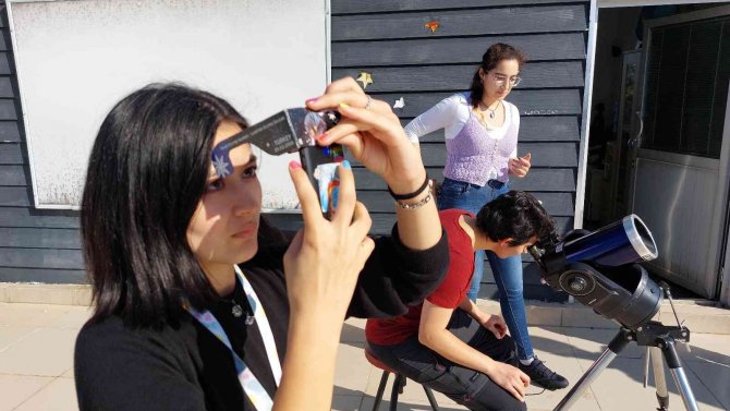 Samsun’da Güneş Tutulmasına Üniversite Öğrencileri İlgi Gösterdi