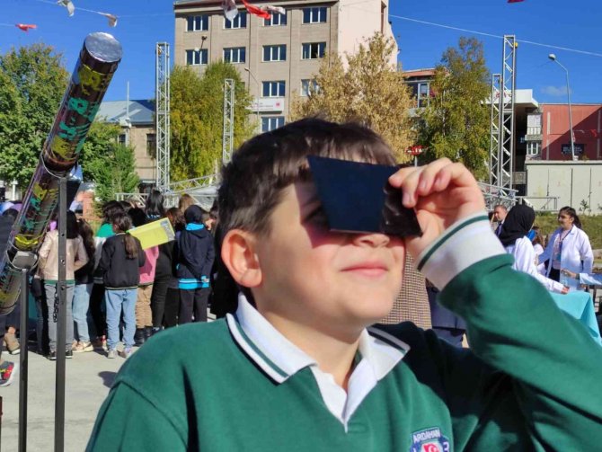 Ardahan’da Güneş Tutulması Merakla İzlendi