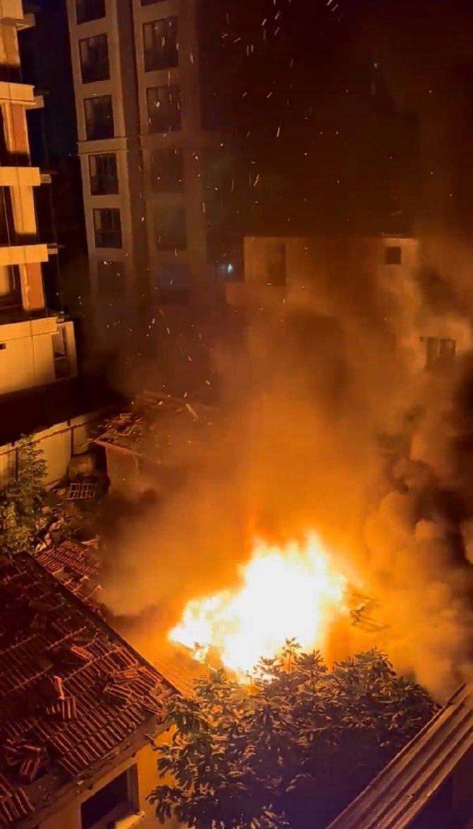 Kadıköy’de Gecekonduları Alevler Sardı: 1 Kişi Hastaneye Kaldırıldı