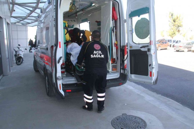 Kazılan Çukurda Toprak Altında Kalan İşçi Yaralandı