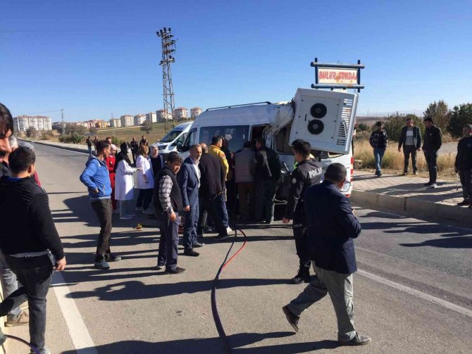 Yozgat’ta Kamyon İle Minibüs Çarpı 11 Kişi Yaralandı