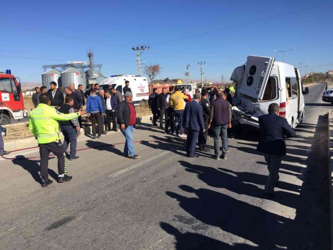 Yozgat’ta Kamyon İle Minibüs Çarpı 11 Kişi Yaralandı