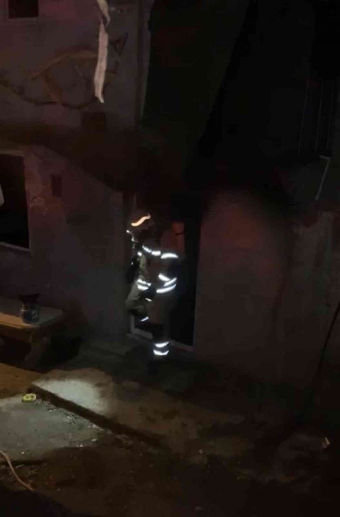 2 Katlı Evin Bir Katı Alevlere Teslim Oldu