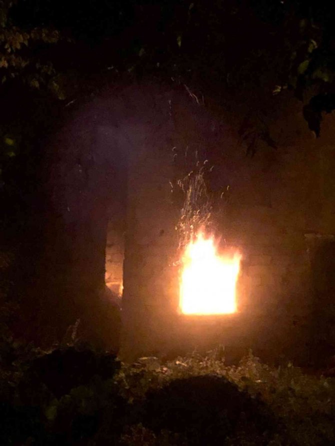 2 Katlı Evin Bir Katı Alevlere Teslim Oldu