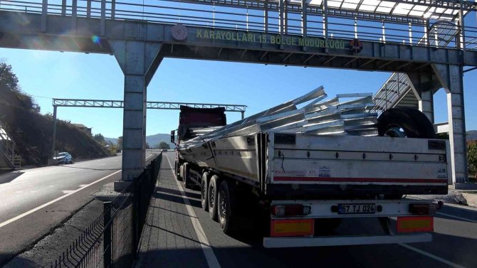 Tırdan Düşen Malzemeler Kazaya Yol Açtı: 1 Yaralı