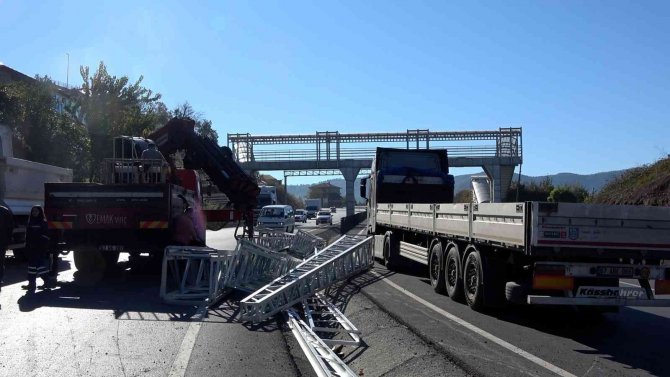 Tırdan Düşen Malzemeler Kazaya Yol Açtı: 1 Yaralı