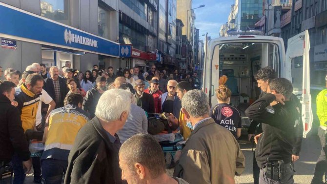 Ticari Taksinin Çarptığı Adam Hastaneye Kaldırıldı