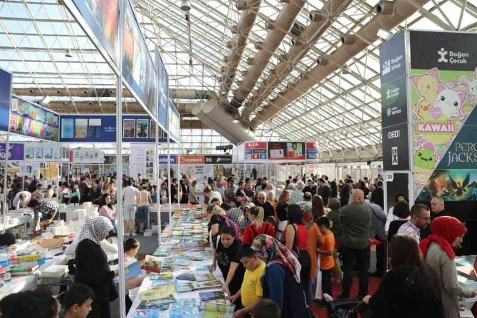 Antalya Kitap Fuarı’nın 5’nci Gününde Ziyaretçi Rekoru