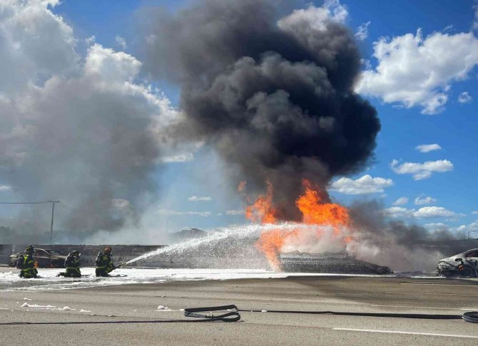 Abd’de Otoyolda Devrilen Tanker Alev Topuna Döndü