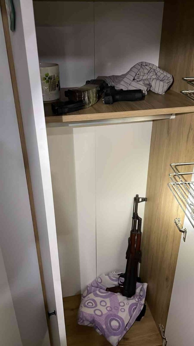 Otomobili Uzun Namlulu Silahla Tarayan Zanlılar Polisten Kaçamadı
