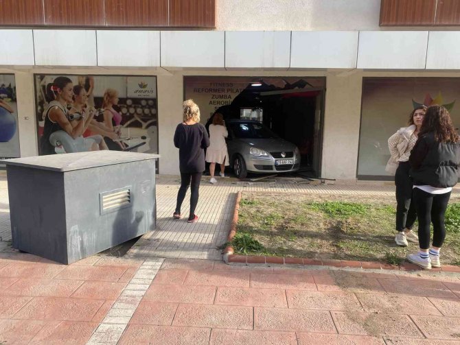 Fren Yerine Gaza Basınca Spor Salonuna Daldı
