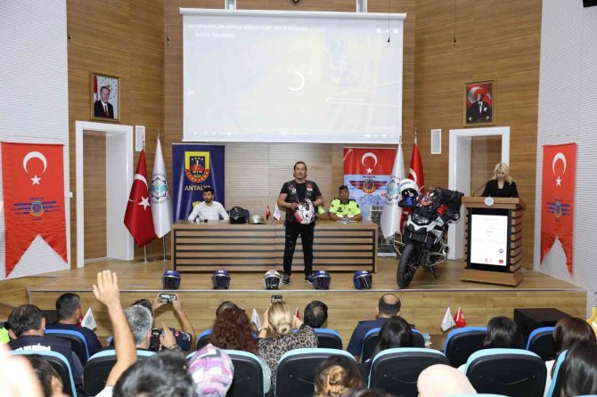 Üniversite Öğrencilerine Trafik Güvenliği Anlatıldı