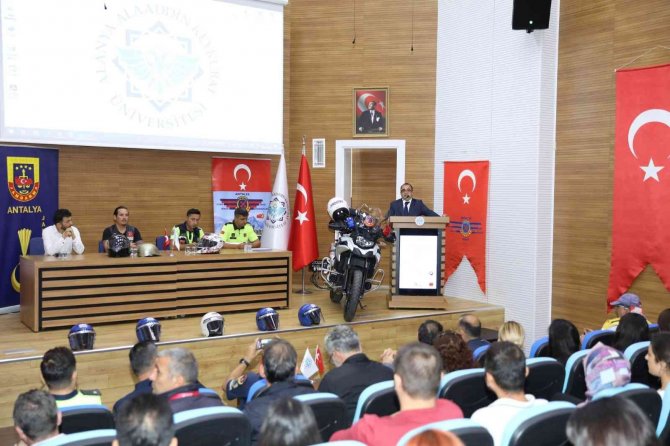 Üniversite Öğrencilerine Trafik Güvenliği Anlatıldı