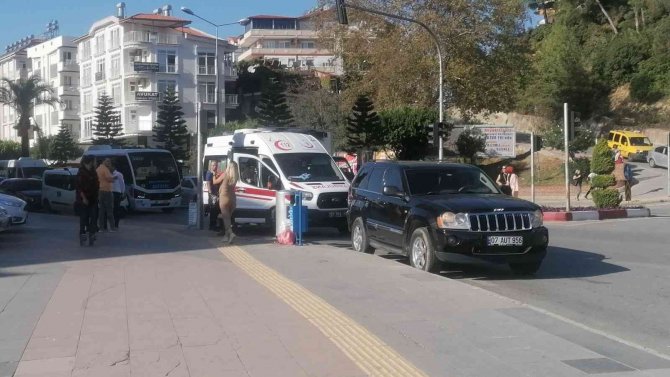 Aracının İçinde Fenalaşan Sürücünün Yardımına Vatandaşlar Koştu
