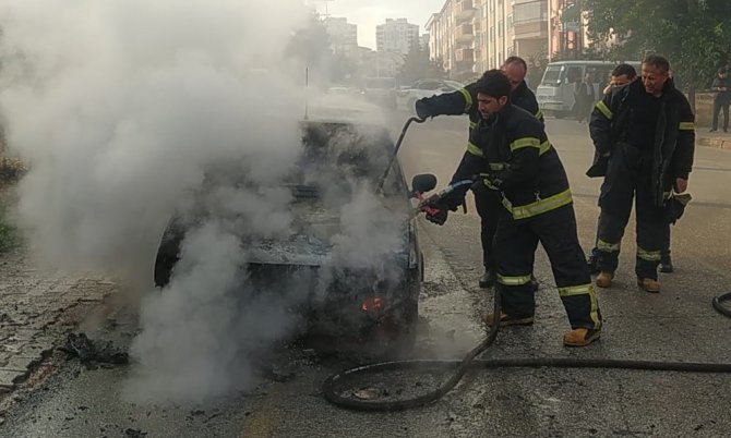 Seyir Halindeki Otomobil Alev Alev Yandı