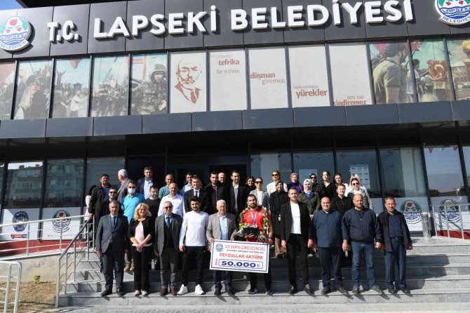 Dünya 3.’sü Milli Güreşçi Feyzullah Aktürk Davul-zurna İle Karşılandı