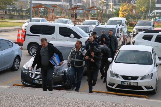 11 Villadan 2 Milyonluk Soygun, Girdikleri Evde Yemek Pişirip Yediler
