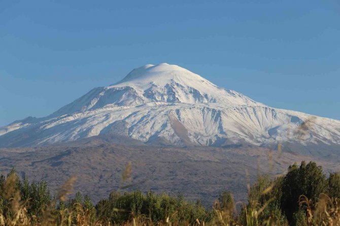 Bulutlar Çekildi, Ağrı Dağı’nın İhtişamı Ortaya Çıktı
