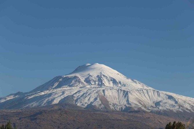 Bulutlar Çekildi, Ağrı Dağı’nın İhtişamı Ortaya Çıktı