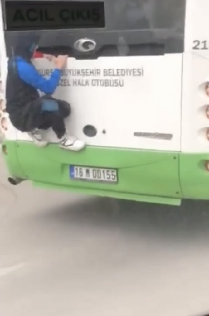 Bursa’da Otobüse Asılan Örümcek Çocuk Kameraya Yansıdı