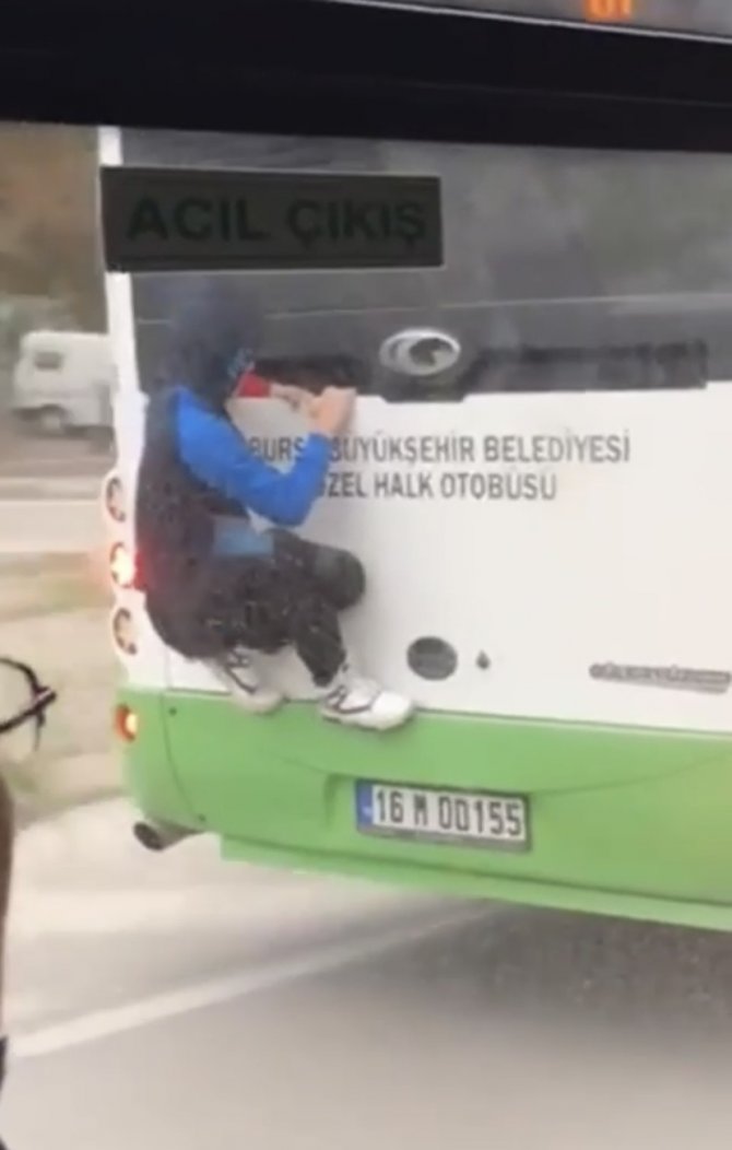 Bursa’da Otobüse Asılan Örümcek Çocuk Kameraya Yansıdı