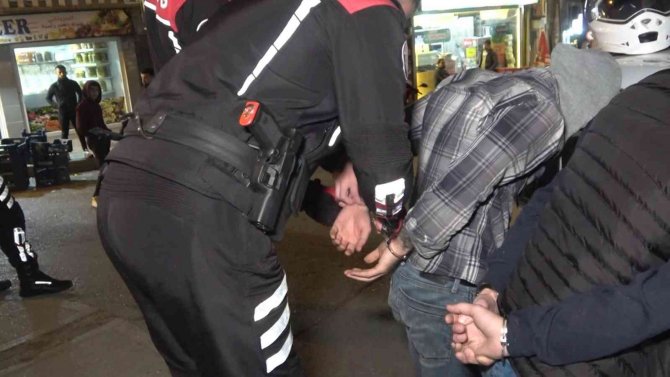’Dur’ İhtarına Uymayan Aracı Polis Ekipleri 5 Dakikada Yakaladı