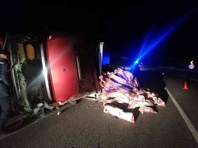 Tır Devrildi, Tonlarca Karkas Et Yola Saçıldı