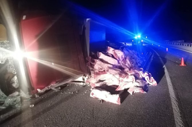 Tır Devrildi, Tonlarca Karkas Et Yola Saçıldı