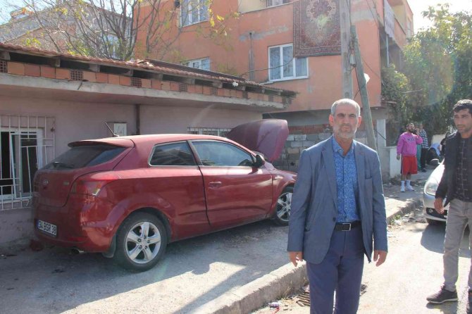 Virajı Alamayan Araç Önce Eve Ardından Direğe Çarptı