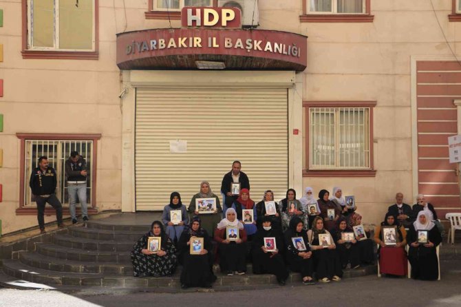 Evlat Hasreti Çeken Aileler, Bin 150 Gündür Çocuklarının Yolunu Gözlüyor