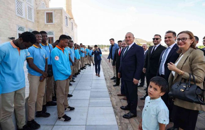 Bakan Çavuşoğlu, Gana Milli Camisi Ve Külliyesi’ni Ziyaret Etti