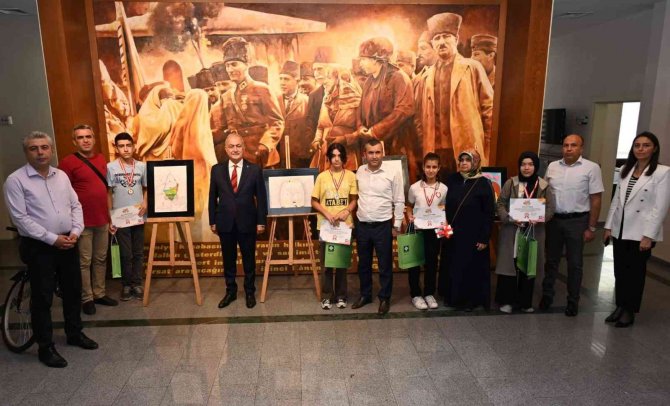 Resim Yarışmasında Dereceye Giren Öğrencilere Ödülleri Verildi